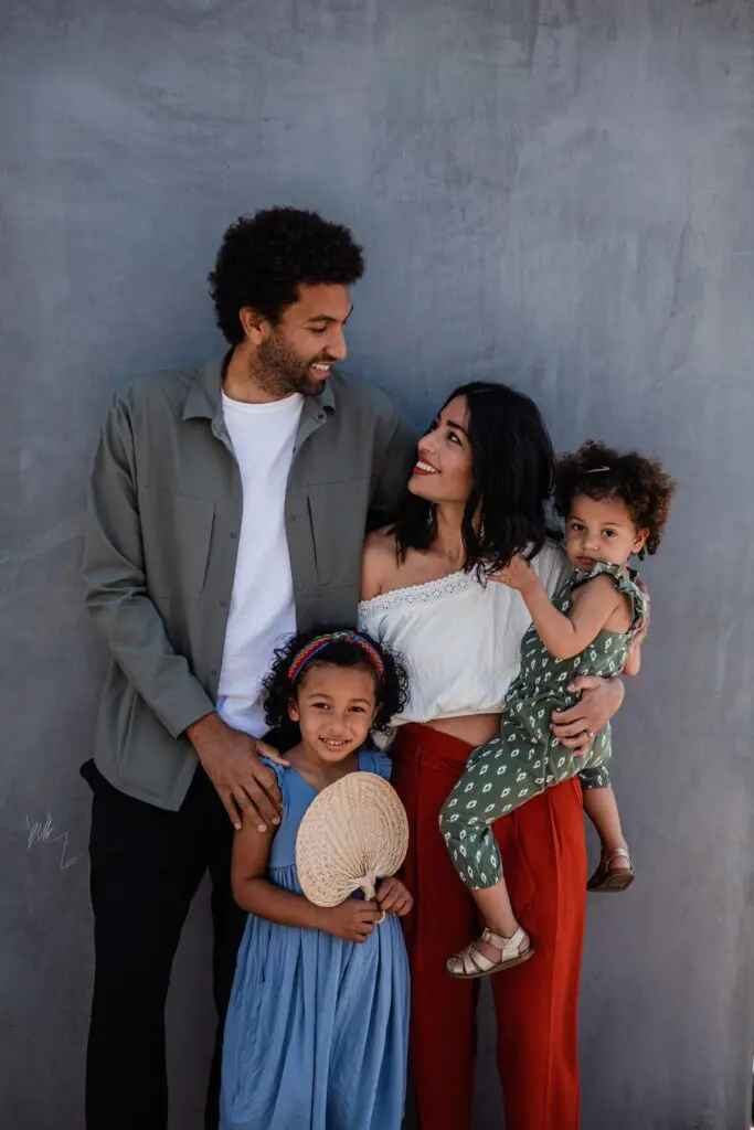 Familia latina in a photoshoot